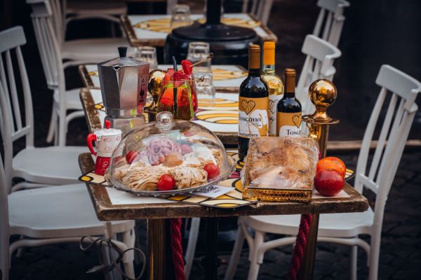 Comment organiser un dîner à thème qui transporte vos invités dans un voyage culinaire?