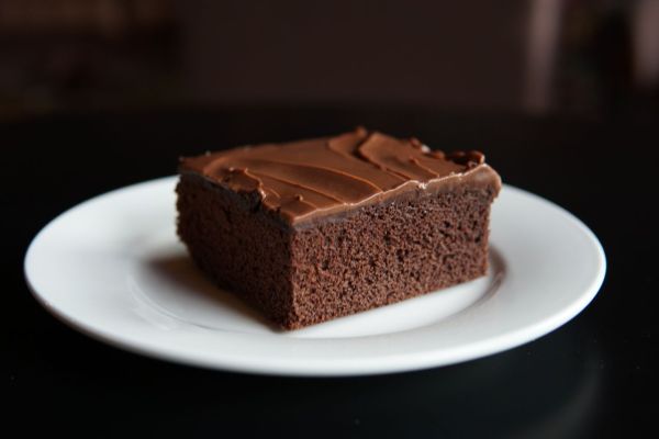Découvrez cette sublime recette de brownie au chocolat noir et aux noix de pécan : un délice incomparable à savourer sans attendre !